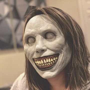 Adult Creepy Grin Horror Mask - Latex Demon Face with Bulging Eyes